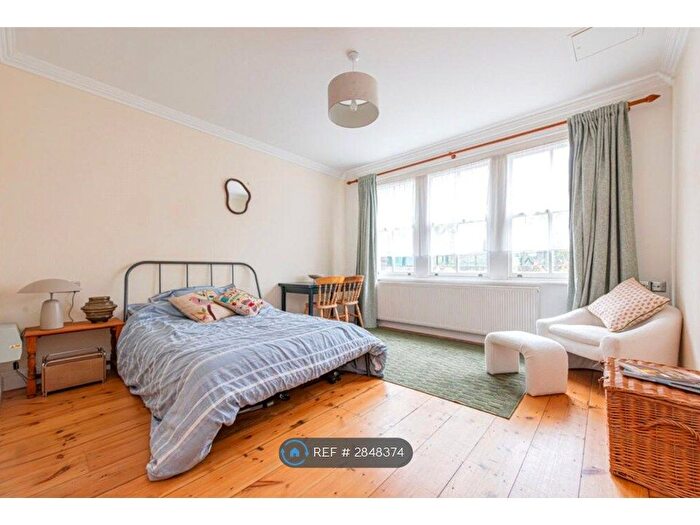 Studio To Rent In Tollington Way, London, N7