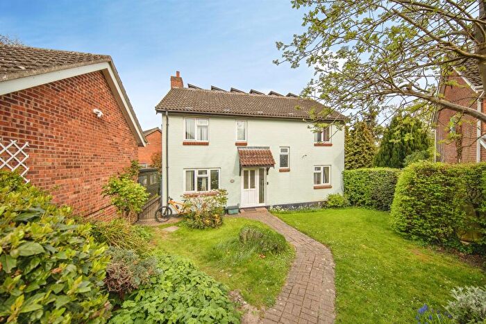 6 Bedroom Detached House For Sale In Cardinal Close, Colchester, CO4