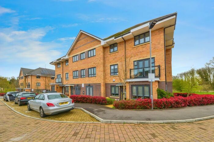 2 Bedroom Flat For Sale In Charlotte Court, Welwyn Garden City, AL7