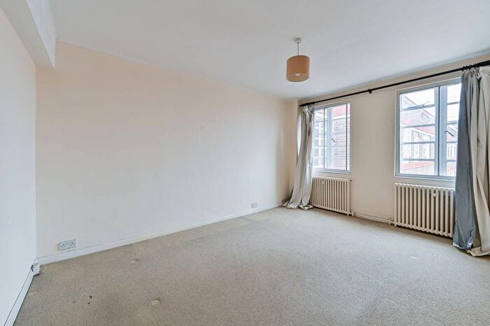 2 Bedroom Flat For Sale In Balham High Road, Balham, London, SW17