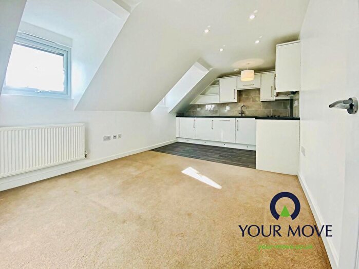 2 Bedroom Flat To Rent In High Street, Sittingbourne, Kent, ME10