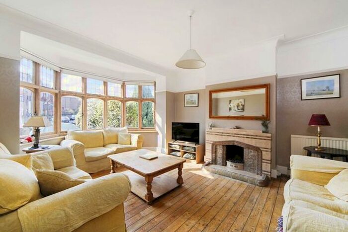 4 Bedroom Semi-Detached House To Rent In Woodbourne Avenue, London, SW16
