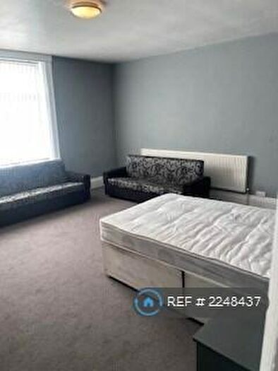3 Bedroom Flat To Rent In Heaton, Bradford, BD9