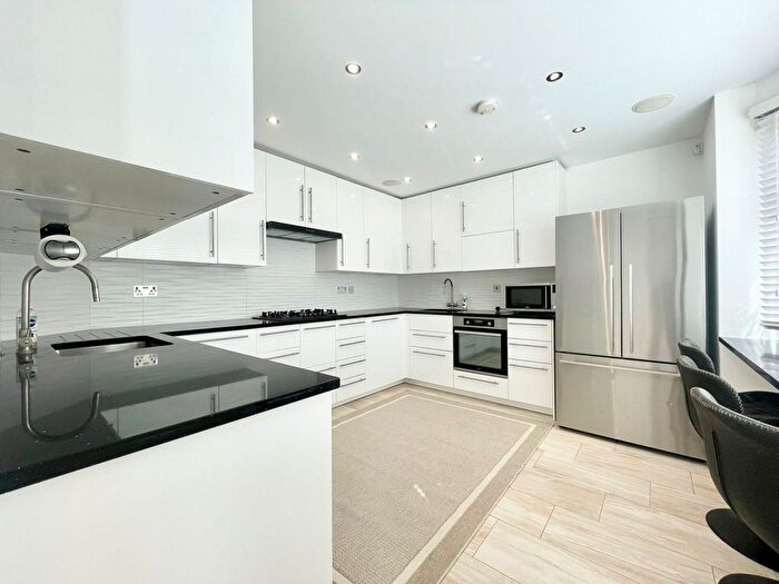 4 Bedroom Property To Rent In Kenilworth Rd, London, Edgware, HA8