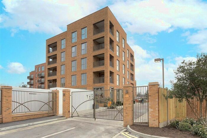 2 Bedroom Flat To Rent In Frogmore Avenue, Watford, Hertfordshire, WD17