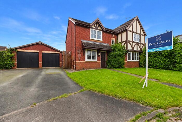4 Bedroom Detached House For Sale In Beech Close, Holmes Chapel, Crewe, Cheshire, CW4