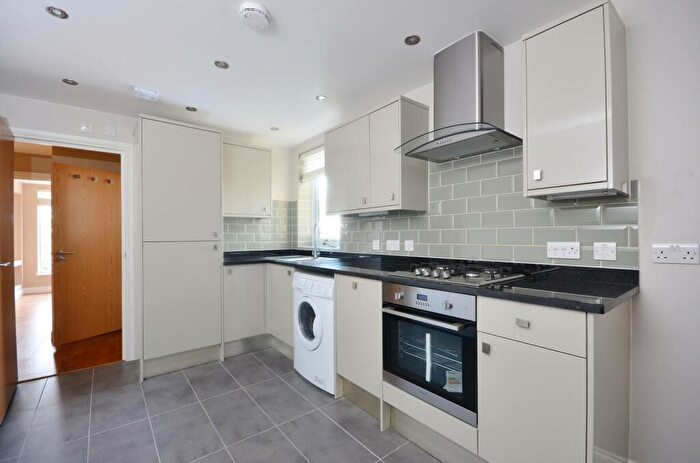 2 Bedroom Flat To Rent In Choumert Road, Peckham, London, SE15