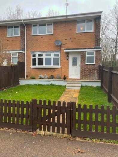 3 Bedroom Semi-Detached House To Rent In High Furlong, Banbury, OX16