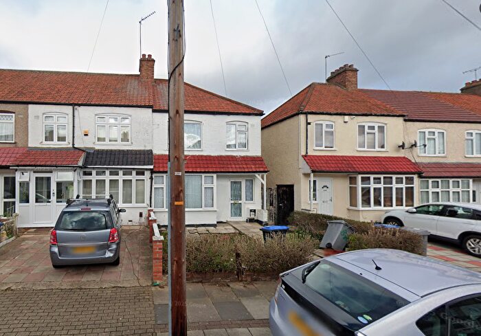 4 Bedroom Semi Detached House To Rent In Sunnymead Road, Kingsbury, NW9