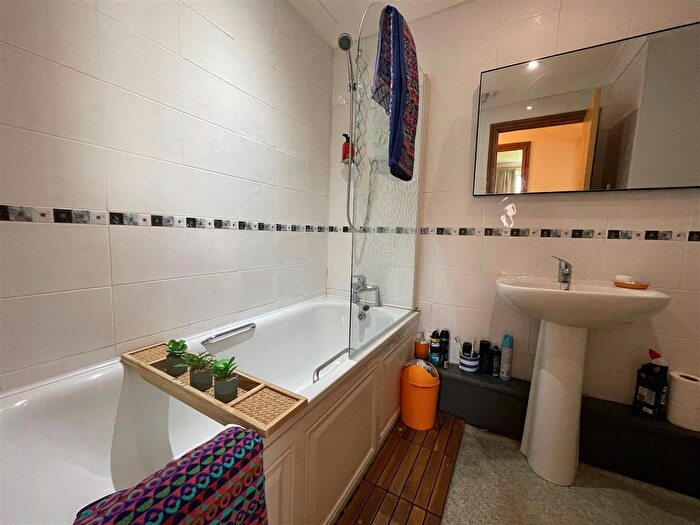 1 Bedroom Flat For Sale In Llys Newydd, Llwynhendy, Llanelli, SA14