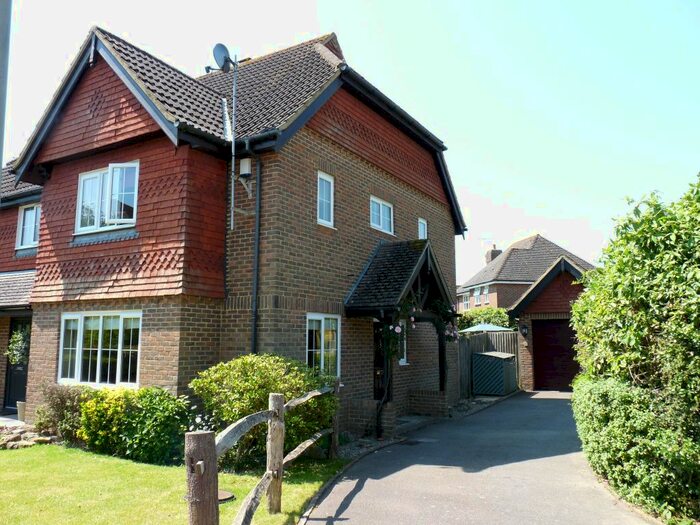 3 Bedroom Semi-Detached House To Rent In Lincolns Mead, Lingfield, RH7