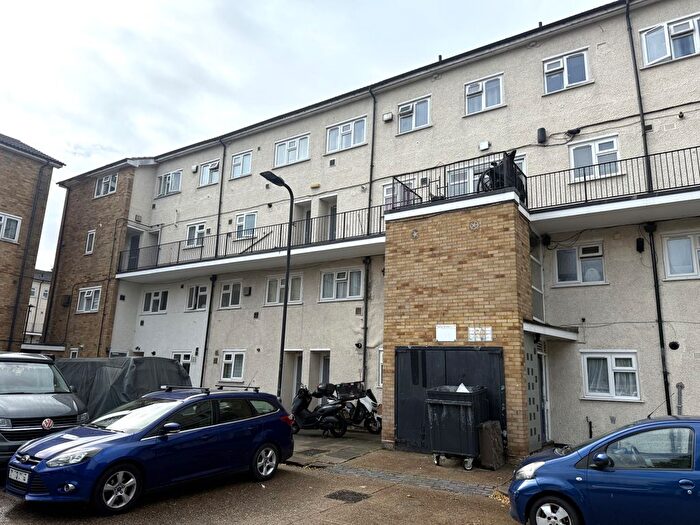 4 Bedroom Flat For Sale In Radcliffe Way, Northolt, UB5