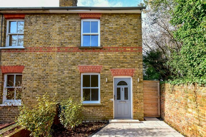 3 Bedroom Cottage To Rent In Bangors Road South, Iver, SL0