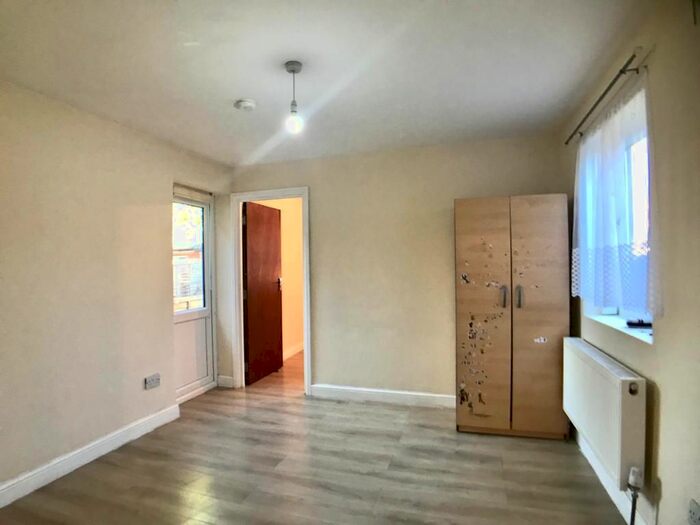 1 Bedroom Flat To Rent In Lancaster Road, Southall UB1