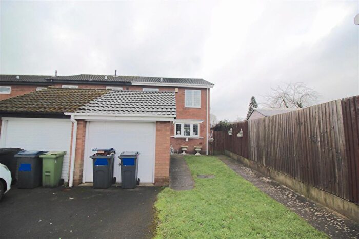 3 Bedroom Semi Detached House For Sale In Barn Meadow, Birmingham, B25