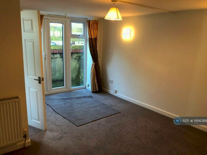 2 Bedroom Flat To Rent In Cardiff Road, Newport, NP20
