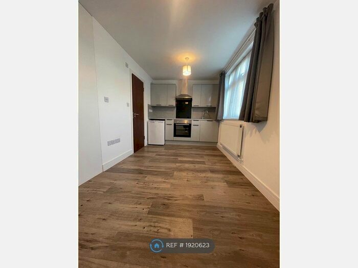 Studio To Rent In Hedge Lane, London, N13