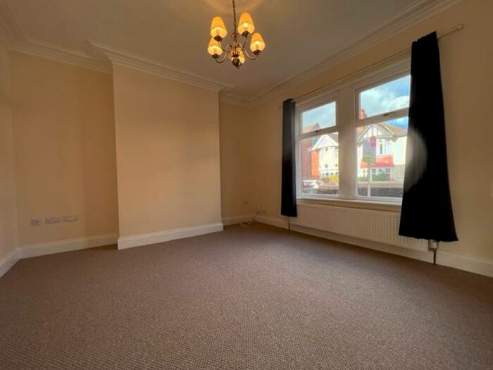 4 Bedroom House To Rent In Broom Grove, Rotherham, S60