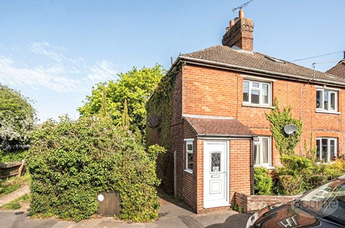3 Bedroom Semi-Detached House For Sale In Penns Road, Petersfield, Hampshire, GU32