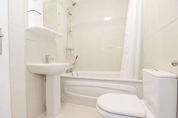 3 Bedroom Flat To Rent In Abbotsbury Road, London, W14