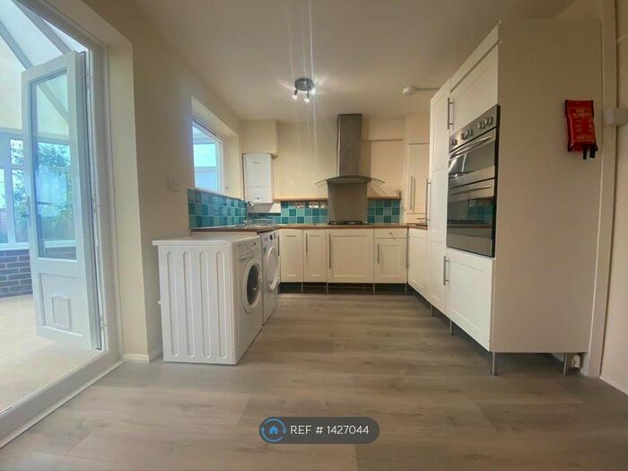 2 Bedroom Flat To Rent In Winterbourne Road, Chichester, PO19