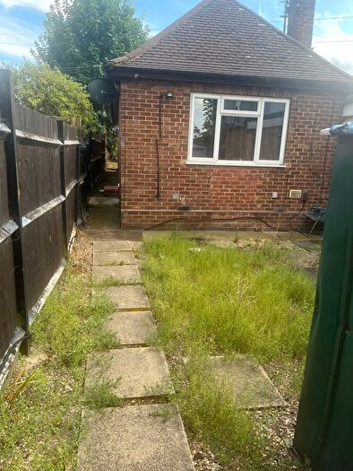 2 Bedroom Detached Bungalow To Rent In Dunstable Road, Luton, LU4