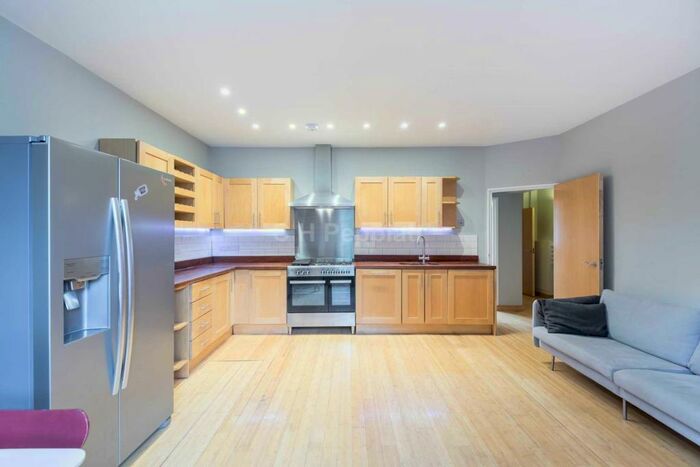 3 Bedroom Apartment To Rent In Hanley Road, Finsbury Park, N4