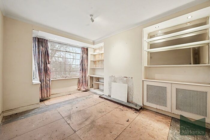 2 Bedroom Maisonette For Sale In North Gates, High Road, N12