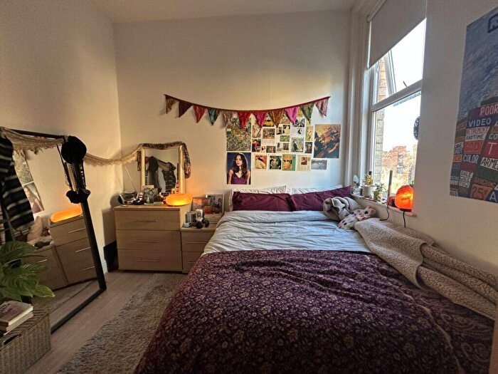 2 Bedroom Apartment To Rent In Wilmslow Road - Withington, M20
