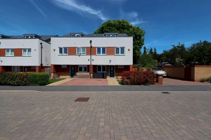 4 Bedroom Semi-Detached House To Rent In Meadowview Road, London, SW20