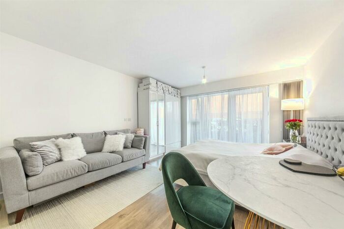 Apartment To Rent In Beaufort Square, London, NW9