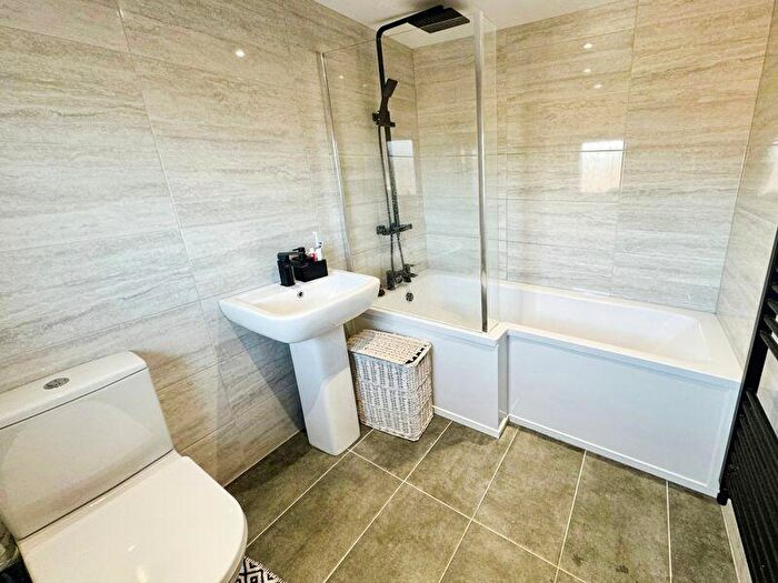 3 Bedroom Semi-Detached House For Sale In Lime Grove, Ryton, NE40