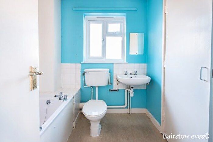 1 Bedroom Flat To Rent In Sunny Way, London, N12