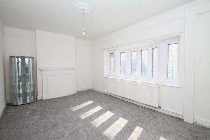 2 Bedroom Flat To Rent In Green Lanes, Palmers Green, London, N13