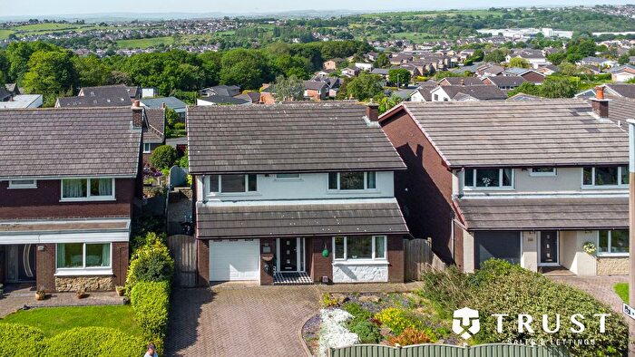 4 Bedroom Detached House For Sale In Upper Batley Lane, Batley, WF17
