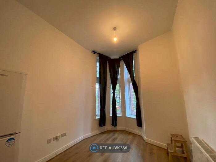 2 Bedroom Flat To Rent In Amesbury Avenue, London, SW2