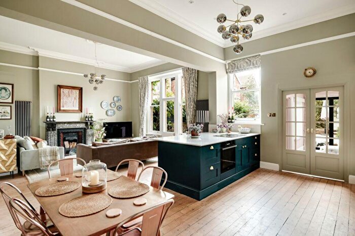 3 Bedroom Apartment For Sale In Chantry Road | Clifton, BS8