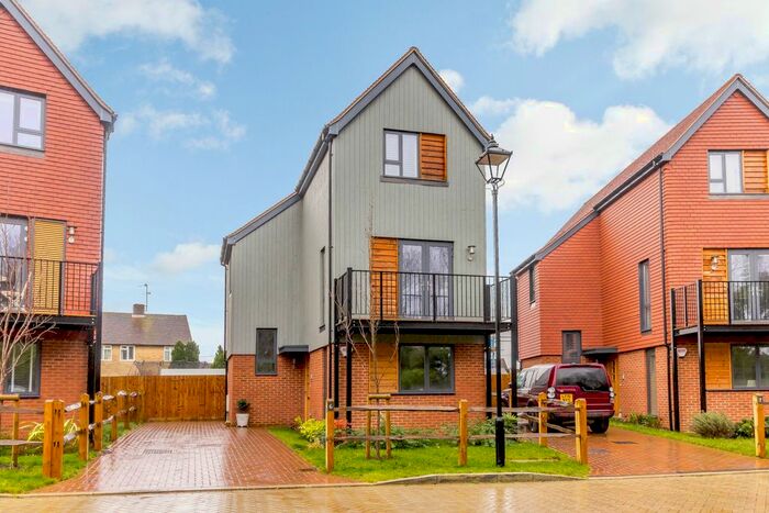 3 Bedroom Detached House To Rent In Chervil Close, Godalming, GU7