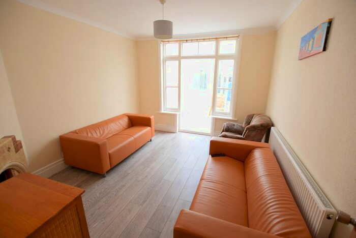 5 Bedroom Semi-Detached House To Rent In Melrose Avenue, Earley, Reading RG6