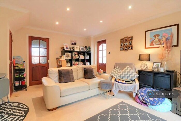 3 Bedroom Semi-Detached House To Rent In Meadow House Drive, Sheffield, S10