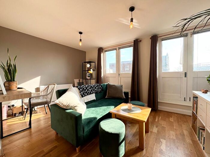 2 Bedroom Apartment To Rent In Essex Road, Islington, N1