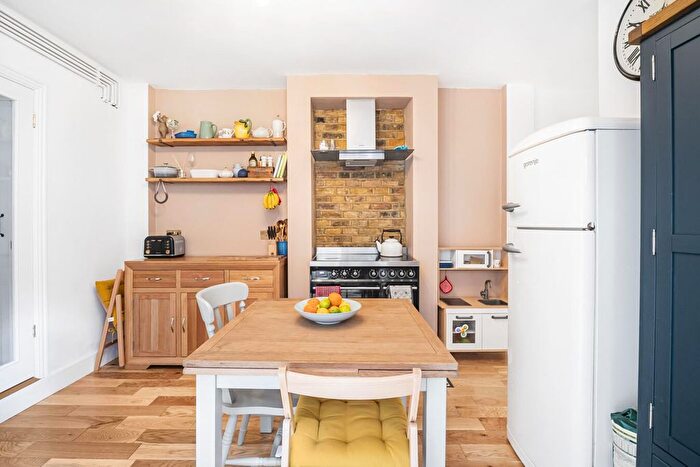 3 Bedroom Flat To Rent In Southampton Way, London, SE5