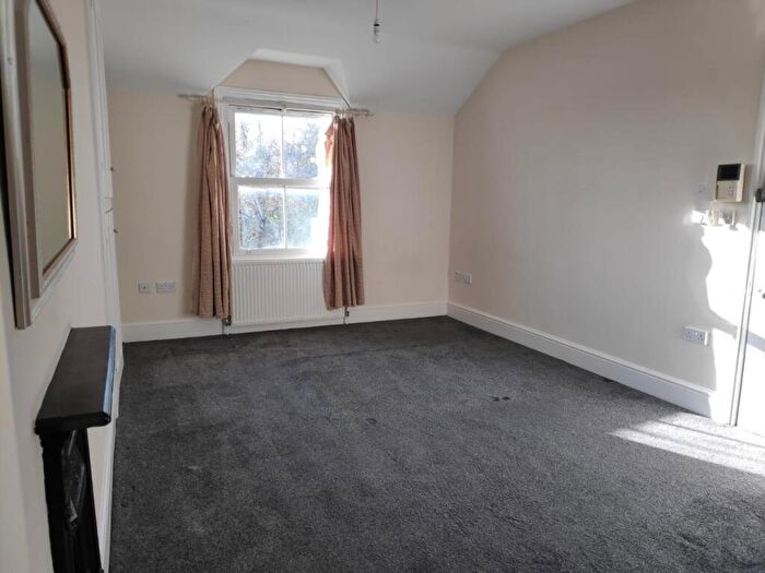Flat To Rent In Brighton Road, Redhill, RH1