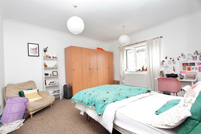 3 Bedroom Mews To Rent In Belfast Road, N16