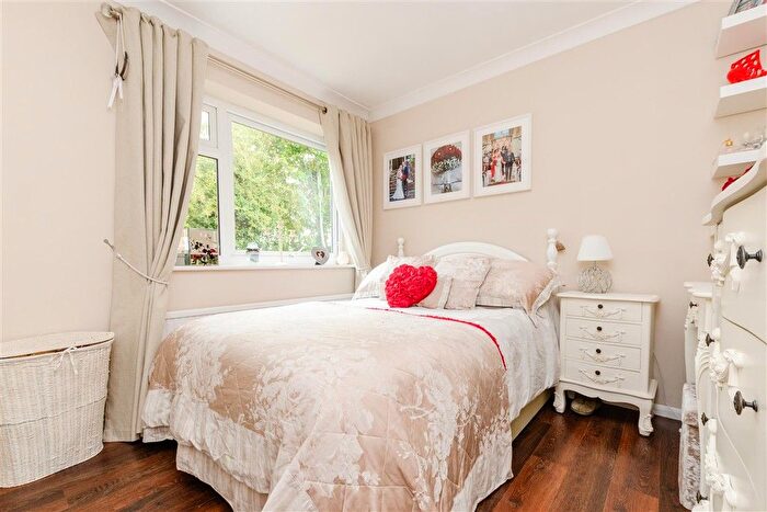2 Bedroom Flat For Sale In Greatness Lane, Sevenoaks, Kent, TN14