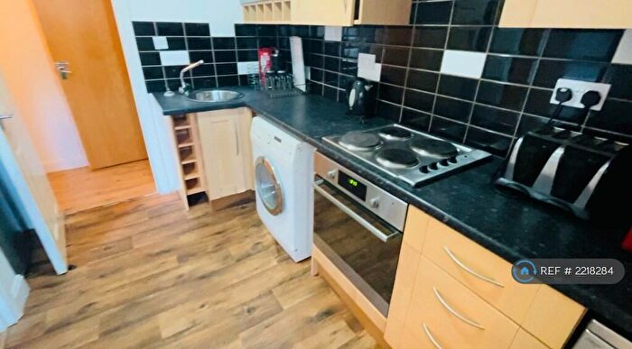 2 Bedroom Flat To Rent In Manchester Road, Huddersfield, HD4