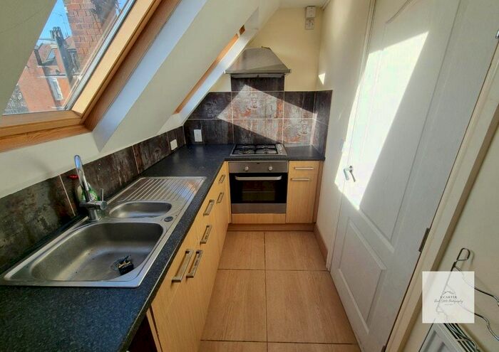 2 Bedroom Flat To Rent In Green Lanes, London, N21