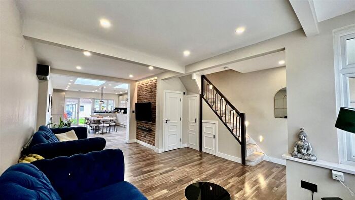 3 Bedroom Terraced House For Sale In Scotts Road, Southall, UB2