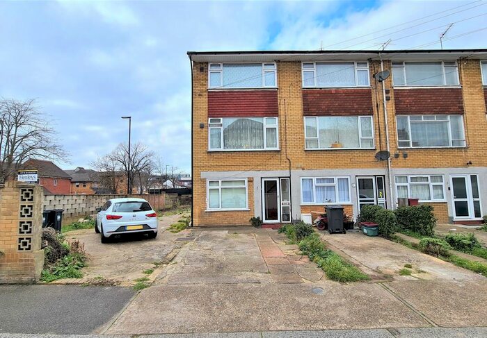 3 Bedroom Town House To Rent In Corban Road, Hounslow, TW3