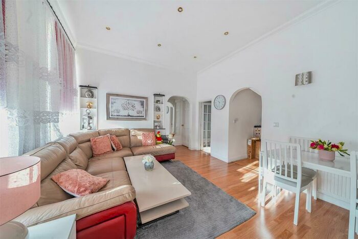 3 Bedroom Flat To Rent In Colney Hatch Lane, Muswell Hill, N10